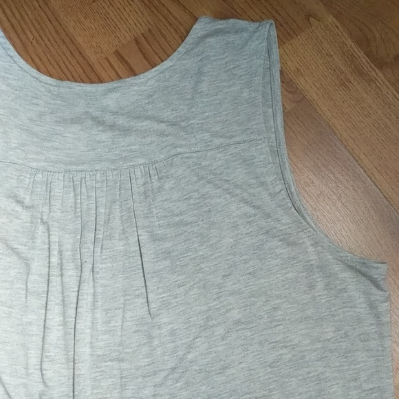 ⭐ Banana Republic Light Gray V-neck Peplum Tank - Picture 8 of 8